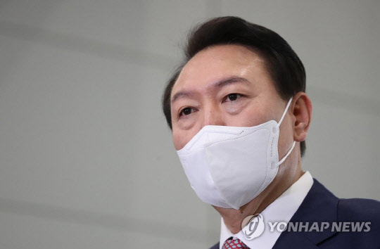 영국ㆍ미국ㆍ캐나다 순방을 마친 윤석열 대통령이 26일 용산 대통령실 청사로 출근하며 취재진의 질문에 답하고 있다. 연합뉴스